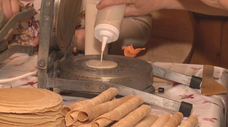Každá pripraví tisíce kusov. Ženy z Velčíc pri Zlatých Moravciach už od októbra vypekajú vianočné oblátky