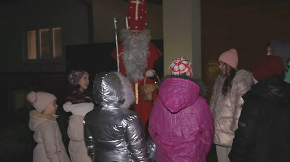 Do Dvorníkov prišiel skôr. Mikuláš prekvapil deti predčasnou návštevou