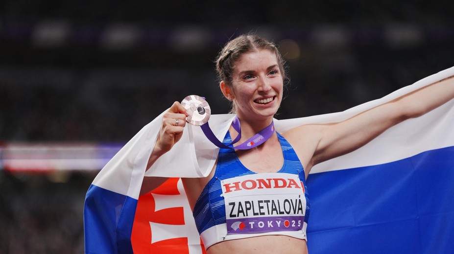 Skvelý úspech Emmy Zapletalovej na MS v Tokiu. V behu na 400 metrov prekážok oslavuje zisk medaily