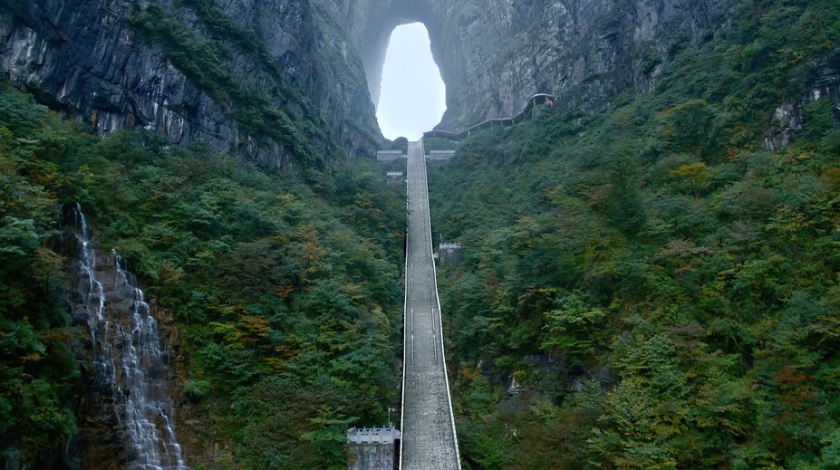 VIDEO: Čínska automobilka chcela ukázať výkon nového SUV. Skončilo sa to fiaskom a poškodením známej pamiatky