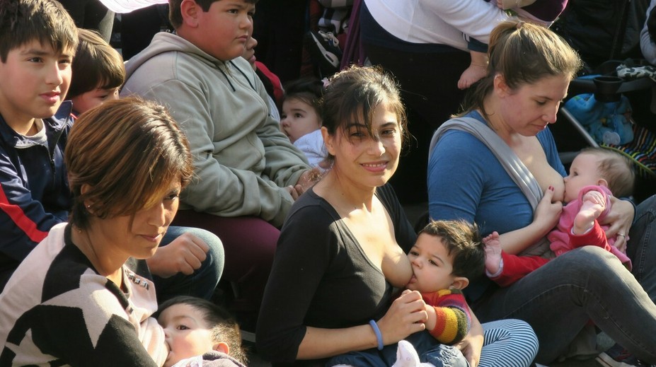 Matku vyhodili z parku, keď dojčila syna. Podporu jej vyjadrili tisícky dojčiacich žien