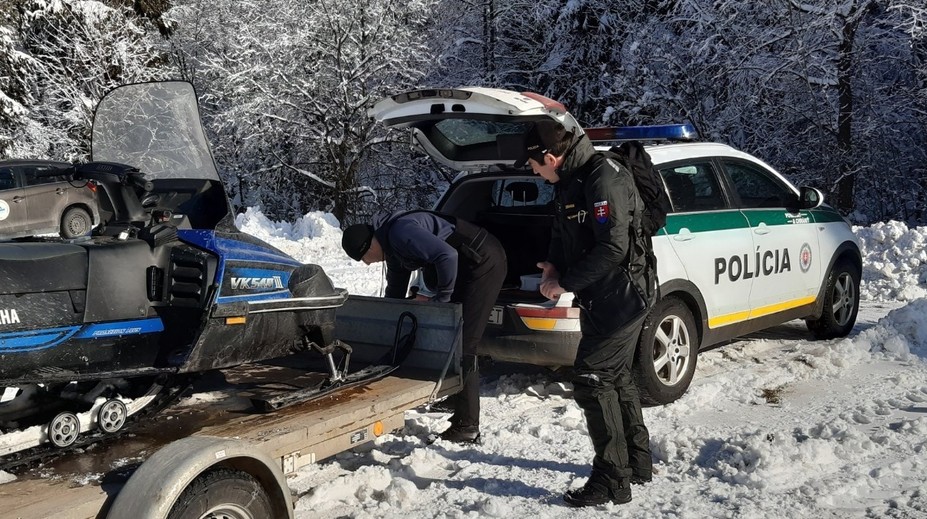 Poliakov na skútroch pochytali na slovenskej strane. Tvrdili, že si prišli "poopekať klobásky"