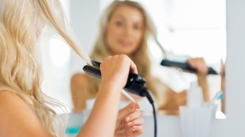 Žehlenie vlasov môže byť nebezpečné. Odborníci varujú pred rizikom zlyhania obličiek