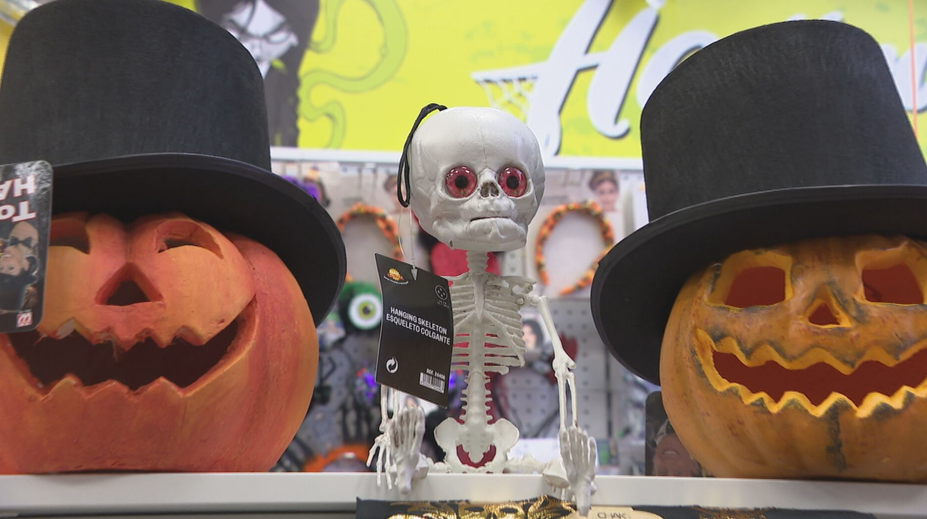 Mladí na Halloween predvádzajú nápadité masky. Najviac trendy kostým inšpirovala nedávna lúpež