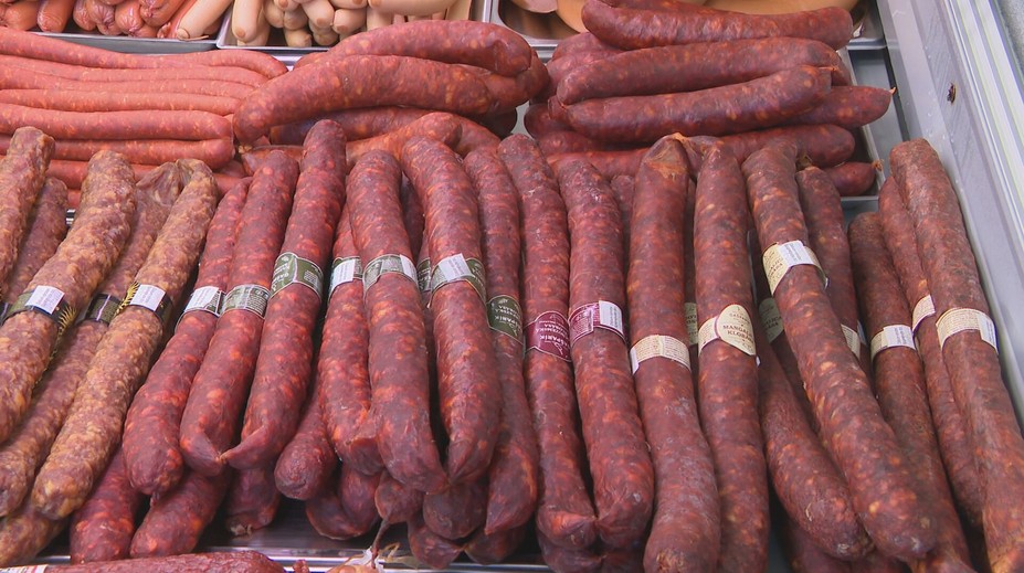 Dym, ktorým sa údi väčšia klobás či syrov v obchodoch, je vraj nebezpečný. Brusel predaj zakazuje