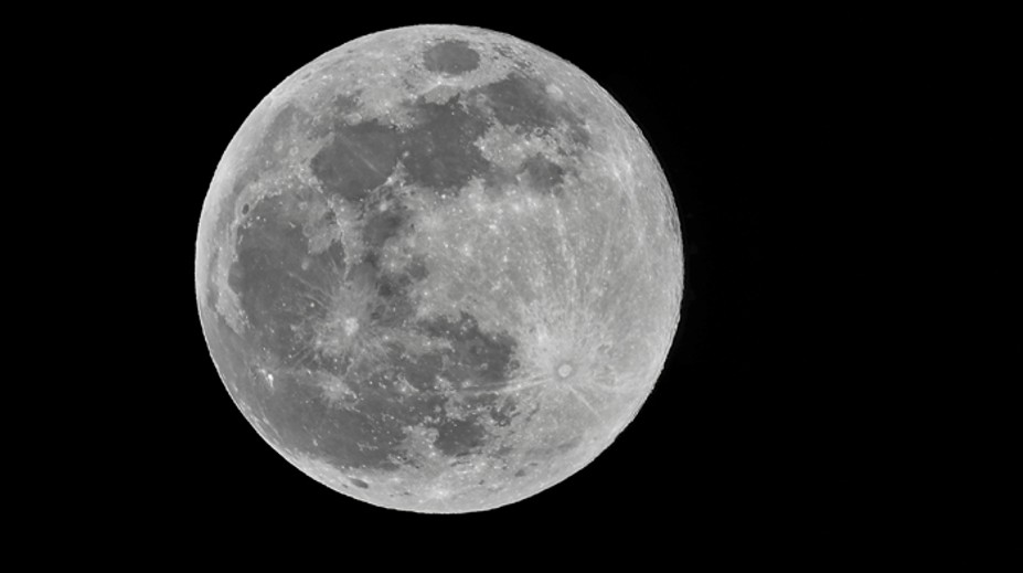 FOTO OD VÁS: Mesiac sa nám opäť ukázal v plnej kráse. Bol najjasnejší a najvýraznejší z celého roka