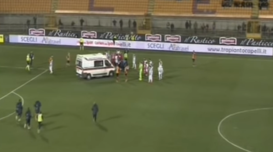 Zápas v Lecce trval iba päť sekúnd. Prerušili ho po tom, čo hráč upadol do bezvedomia