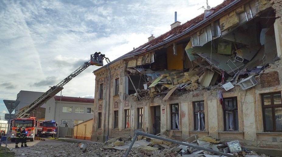 V Znojme explodovala bytovka, hlásia niekoľko zranených