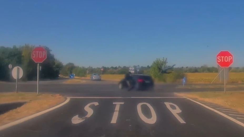 VIDEO: Brutálna zrážka motorkára s autom. Muž letel niekoľko metrov a tvrdo dopadol na zem