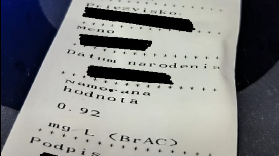 Jazdila z jednej strany na druhú s osemročnou dcérou v aute. Policajtom priznala, že miešala pivo s vínom