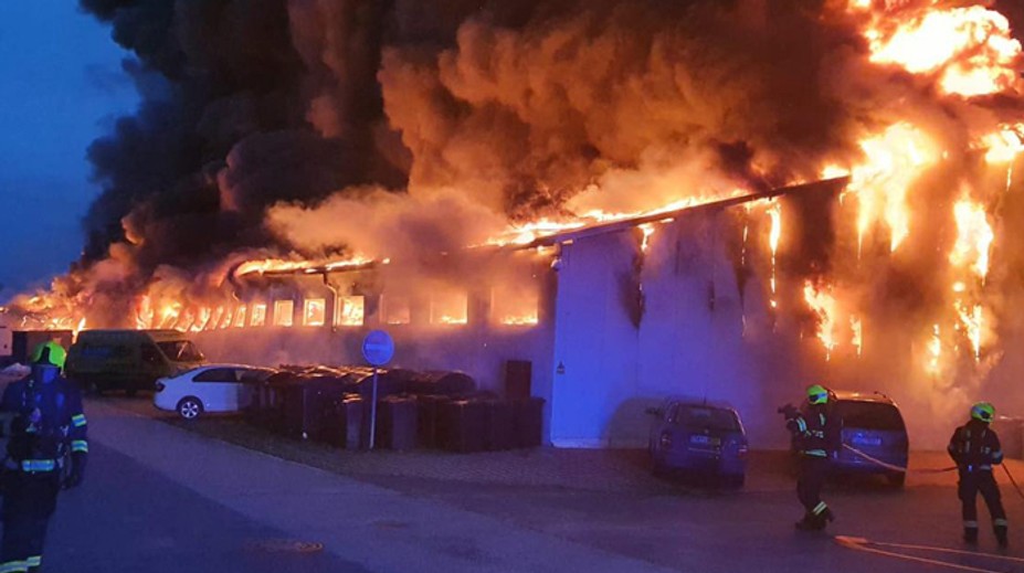 Mohutný požiar na pražskom výstavisku Letňany, časť haly sa zrútila