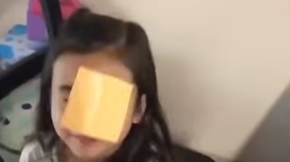 Internet žije novou bizarnou výzvou: Rodičia hádžu deťom do tváre syr