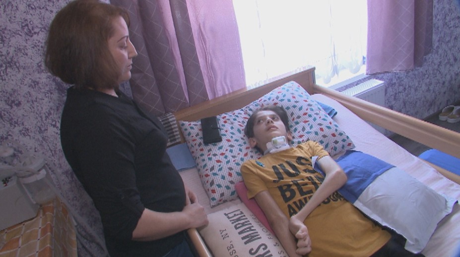 Počuje, otáča očami i hlavou, no viac nedokáže. Patrik je po zásahu bleskom v bdelej kóme