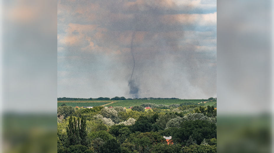 FOTO+VIDEO: Fascinujúci jav pri slovenskej obci. Nad poľom sa roztancoval prachový diabol