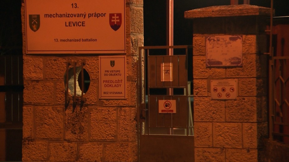 Nešťastná udalosť v kasárňach v Leviciach. Čatára našli s prestrelenou hlavou na toalete