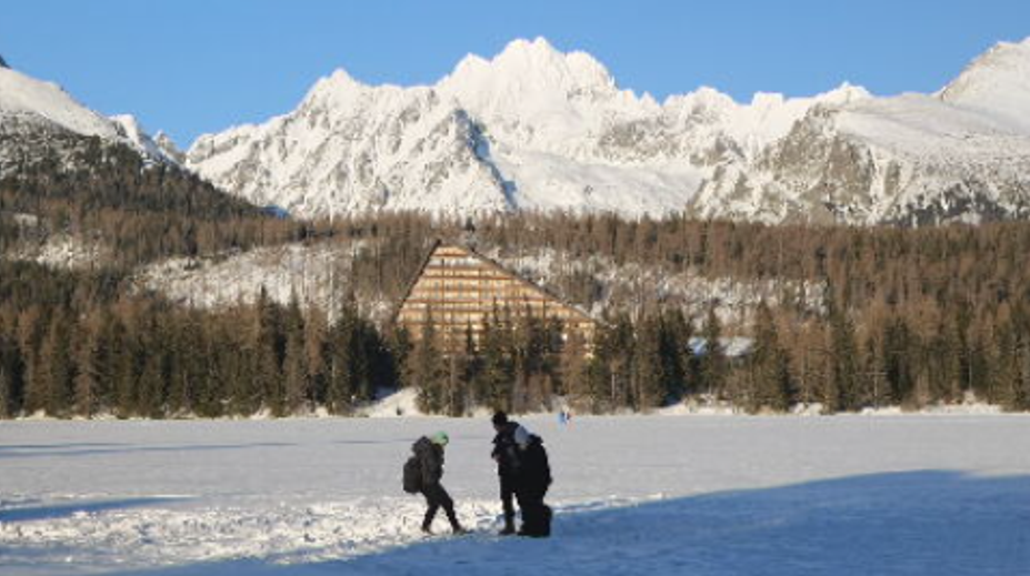 Turisti riskujú život na zamrznutých plesách. V Tatrách sa opakuje nebezpečný zimný trend