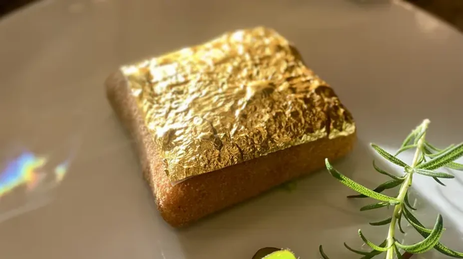 Z obyčajného vyprážaného syra luxusná delikatesa? Kaviareň ho potiahla zlatom, cena má odradiť jeden typ zákazníkov