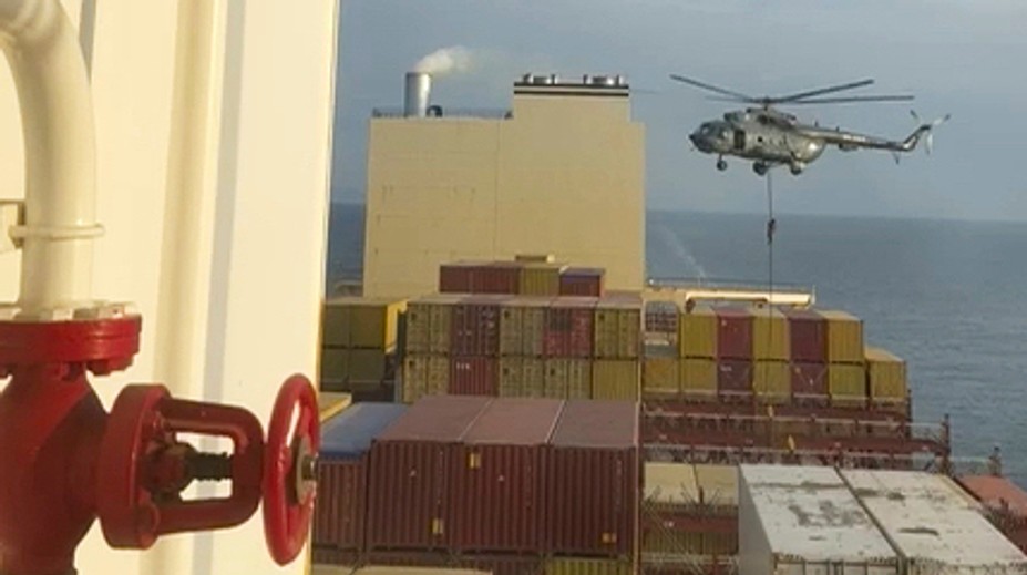 Incident pri Hormuzskom prielive: Loď zasiahol neznámy projektil