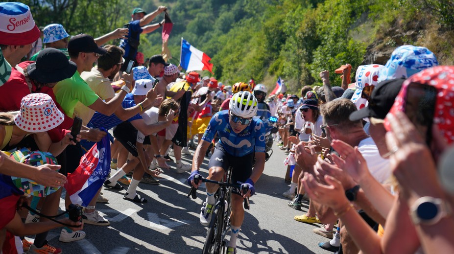 Tvárou prerazil sklo auta. Jazdec musel odstúpiť z Tour de France pre nezodpovednosť fanúšika