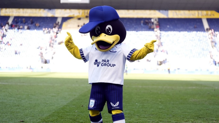 VIDEO: Chcel burcovať fanúšikov, no zbúral iba banery. Maskot siedmoligistu baví celú krajinu