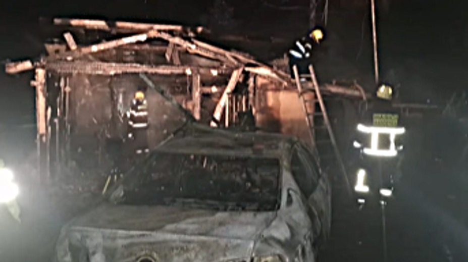 Dva nočné požiare v Žilinskom kraji: Horeli autá aj rodinný dom