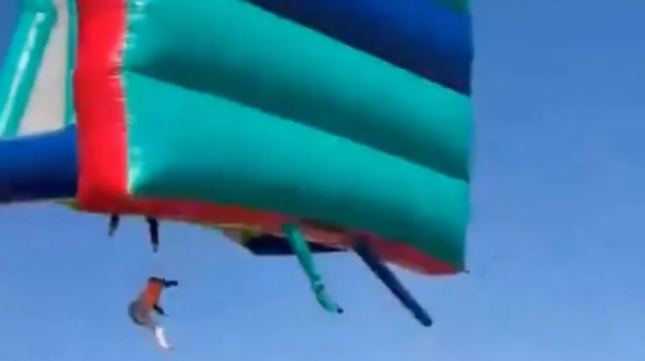 VIDEO: Chvíle hrôzy. Vietor odniesol nafukovací hrad, deti padali z obrovskej výšky