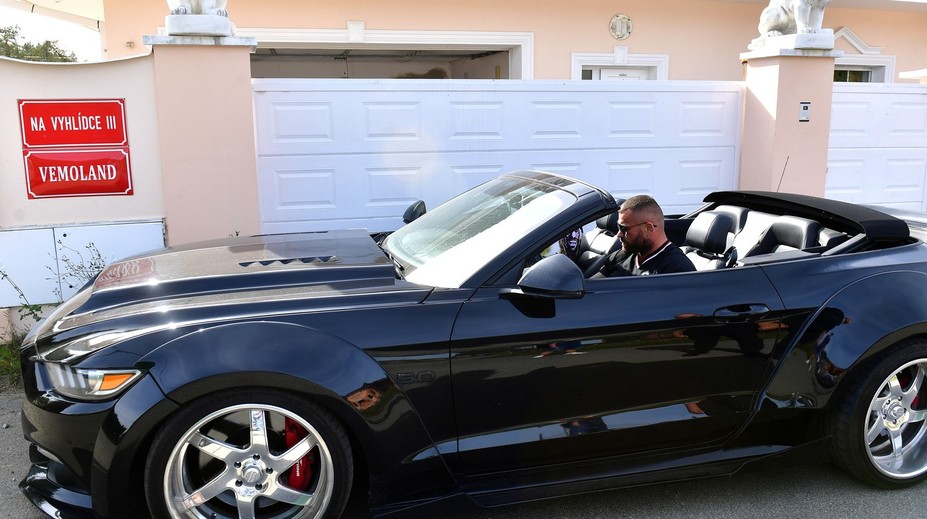 Policajná razia u populárneho MMA zápasníka pred Štedrým dňom. Pre drogy zadržali dve osoby