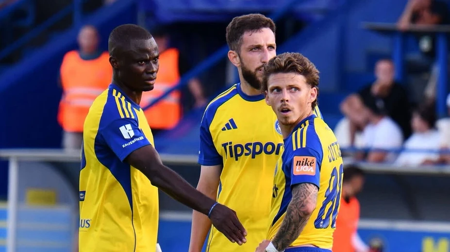 VIDEO: Na východe ťažko. Michalovce najprv zvonili na brvne, potom napriek vylúčeniu nedali Trenčínu šancu