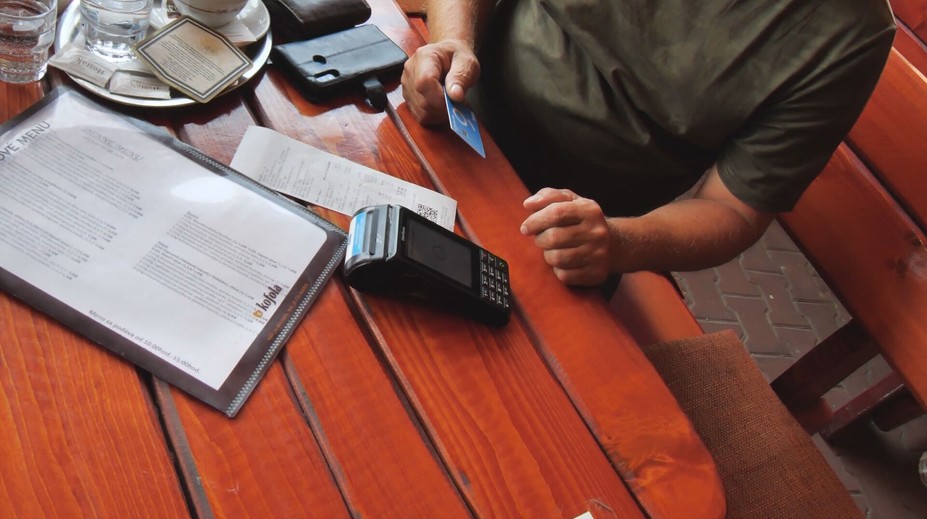 Štát chce motivovať ľudí pracovať v gastre. Čašníci by mohli dostávať prepitné zaplatené kartou bez zdanenia