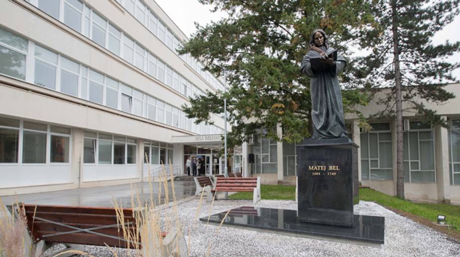 Univerzita M. Bela má 25 rokov, polyhistorovi odhalili v areáli sochu