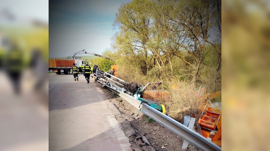 Prevrátený kamión pri Humennom úplne zablokoval cestu. Na mieste zasahujú záchranné zložky