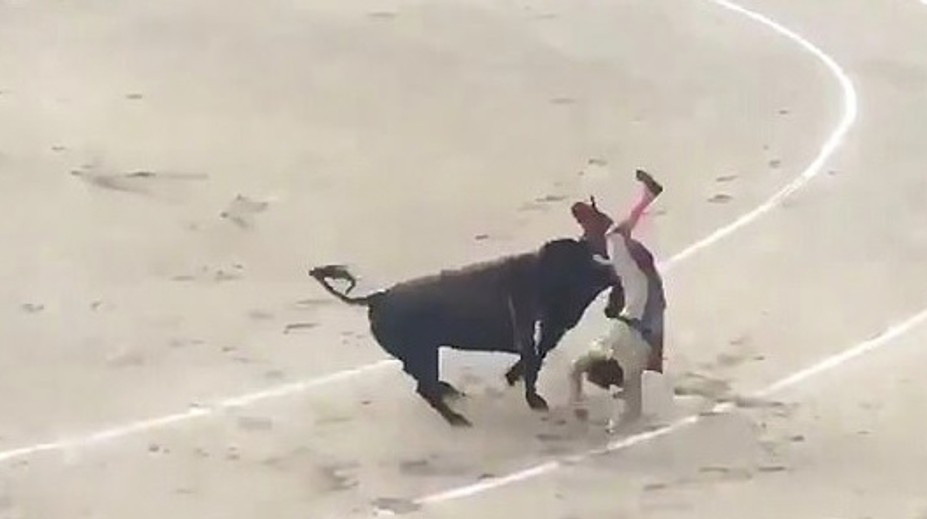 VIDEO: Dychberúci útok býka na matadora. Muž lietal vzduchom ako handra