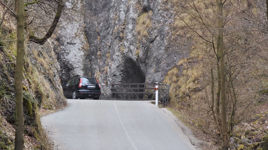 Obľúbené tiesňavy uzavrú: Padajúce skaly ohrozujú turistov aj dopravu