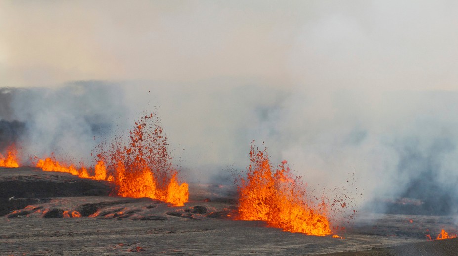 Erupcia na Islande. Vznikla 700-metrová trhlina, ľudí evakuovali aj z obľúbenej turistickej destinácie