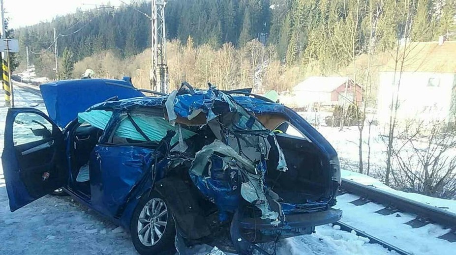 Na železničnom priecestí v Čiernom sa zrazil vlak s autom. Jedna osoba zahynula