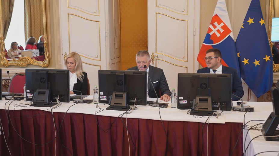 Najhorúcejšie ministerské kreslo ostalo na vláde prázdne. Politicky háklivý návrh z rokovania stiahli