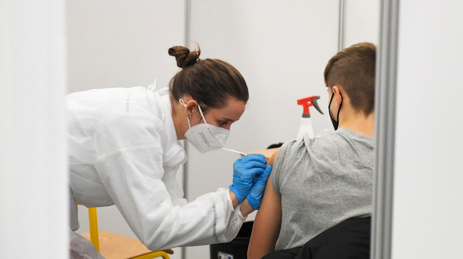 EMA spochybnila možnosť plošného očkovania štvrtou dávkou