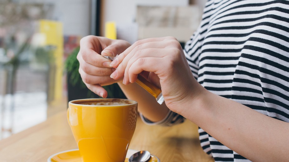 Koniec balených mliek a cukrov do kávy: Európska únia mení pravidlá balenia potravín