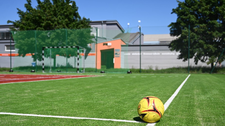Telocvičniam a ihriskám na dedinách svitá na lepšie časy. Môžu žiadať o peniaze na obnovu športovísk