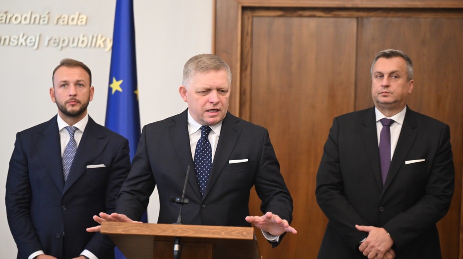 Smer získal dve ministerstvá. Premiér Fico ich chce použiť na dohodu s rebelmi