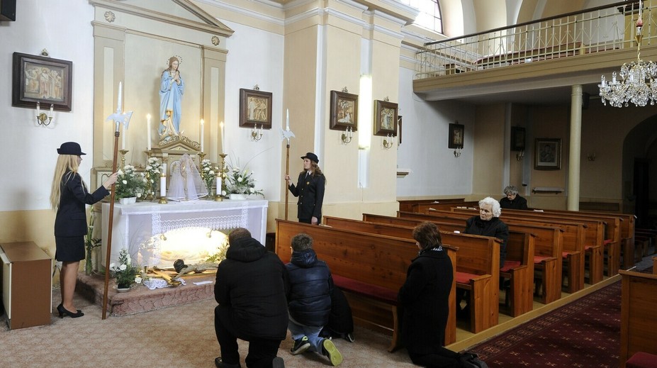 Katolíci si cez deň spomínajú na mŕtveho Krista, večer slávia veľkonočnú vigíliu
