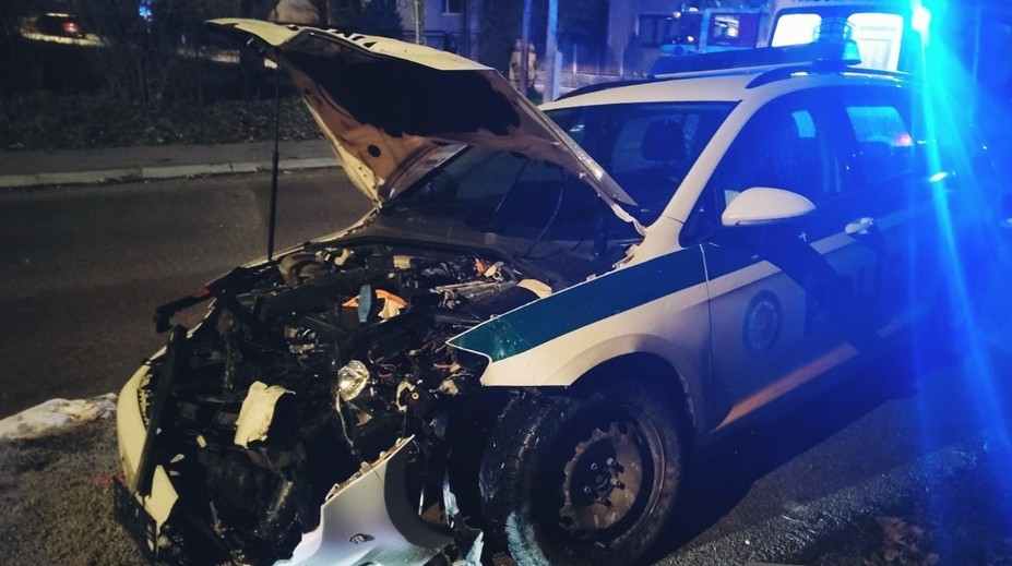 V Revúcej sa zrazili dve autá, vrátane policajného. Pri nehode utrpeli zranenia tri osoby