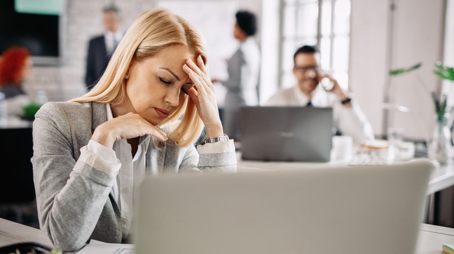 „Spala som v práci na zemi,“ opisuje Slovenka. Čo robiť, ak vás šéf núti zostať, keď sa cítite zle