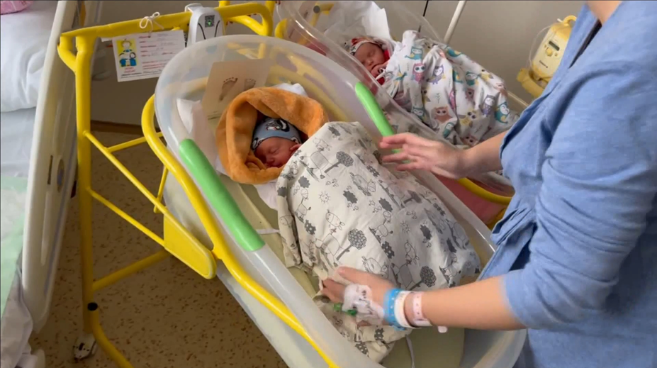 Ľudmile sa narodili dvojčatá. Každé z nich bude oslavovať narodeniny v iný deň