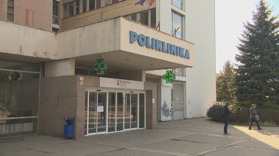Tvrdý trest pre primára, ktorý nechal pacientku ležať v nemocnici na chodbe v Leviciach