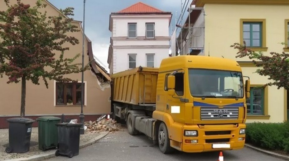 Vodič prešiel zákazom a poškodil dva domy. Policajtom podal toto vysvetlenie