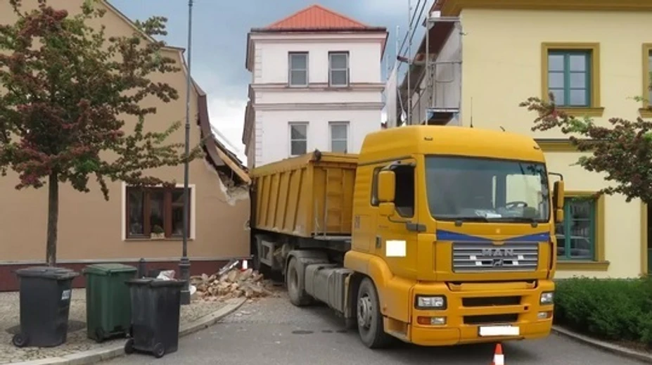 Vodič prešiel zákazom a poškodil dva domy. Policajtom podal toto vysvetlenie