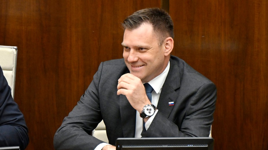 Pod ministrom Tarabom sa trasie stolička. Fico pripustil zásadný krok