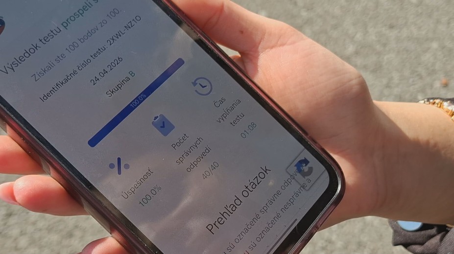 Petra zvláda testy v autoškole bezchybne a neuveriteľne rýchlo. Na 40 otázok potrebuje maximálne 75 sekúnd