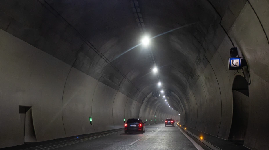 Nehoda uzavrela tunel Višňové. Zrazili sa dve dodávky, dopravu odklonili